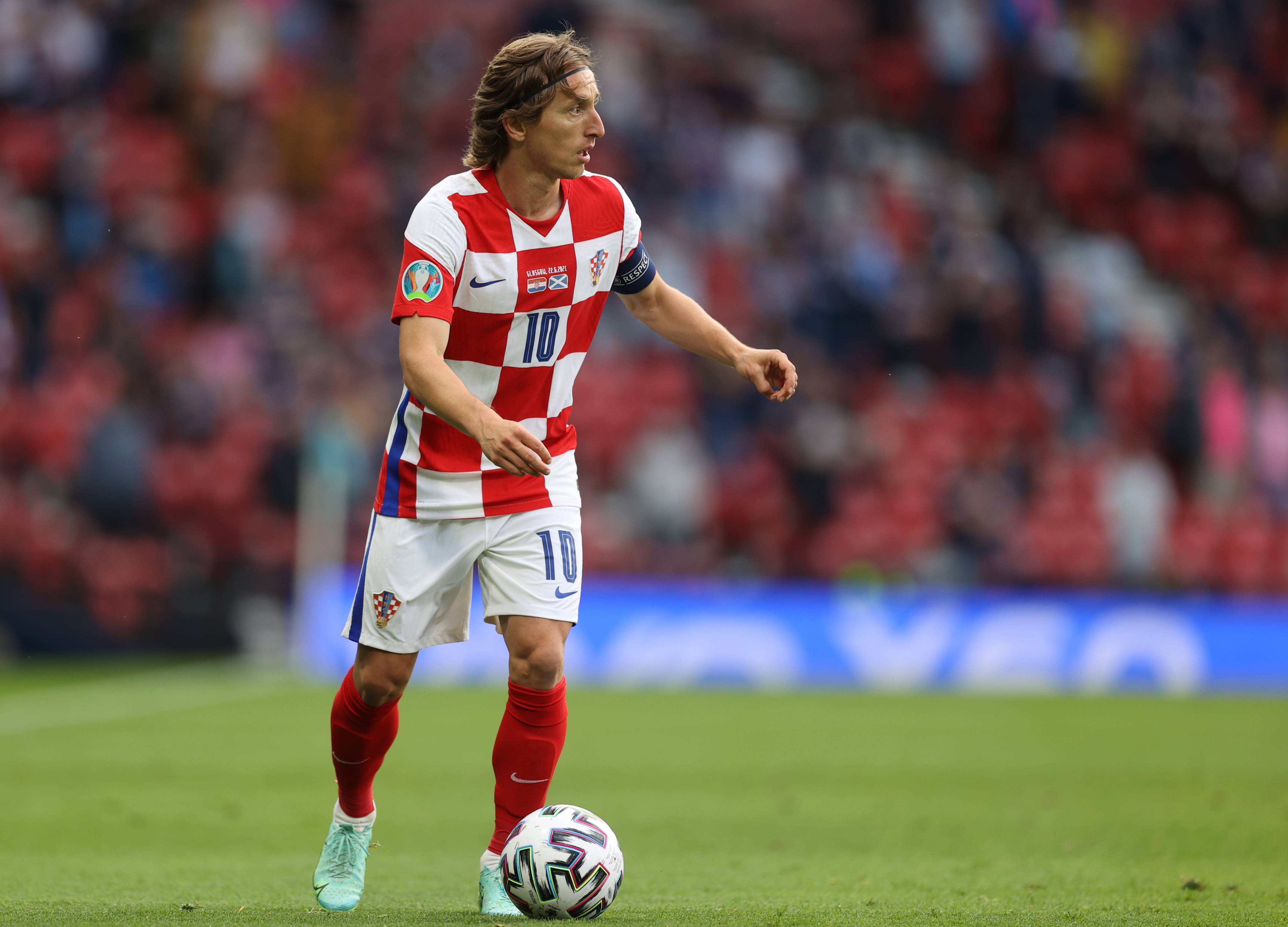 亚冠精英联赛第8轮，双料冠军上海海港主场再输球，三连败太窝囊